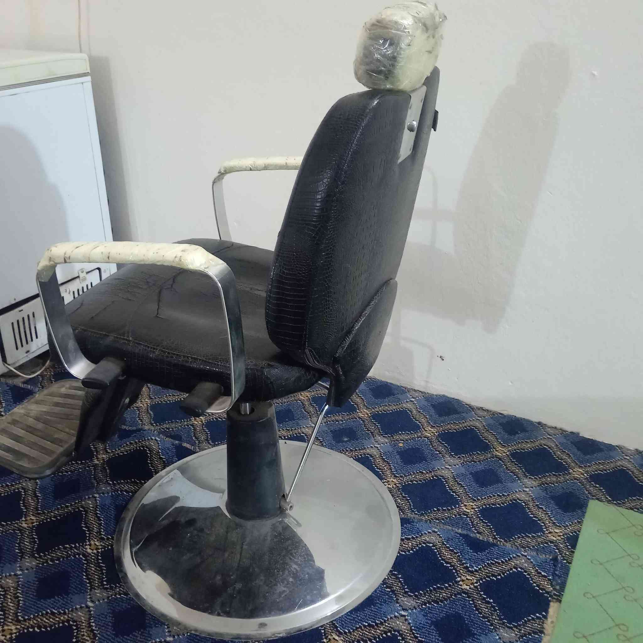كرسي حلاقه للبيع نضيف اخو الجديد مابي اي عطل الشراي يراسلني او هذا رقمي يتصل عليه***********
