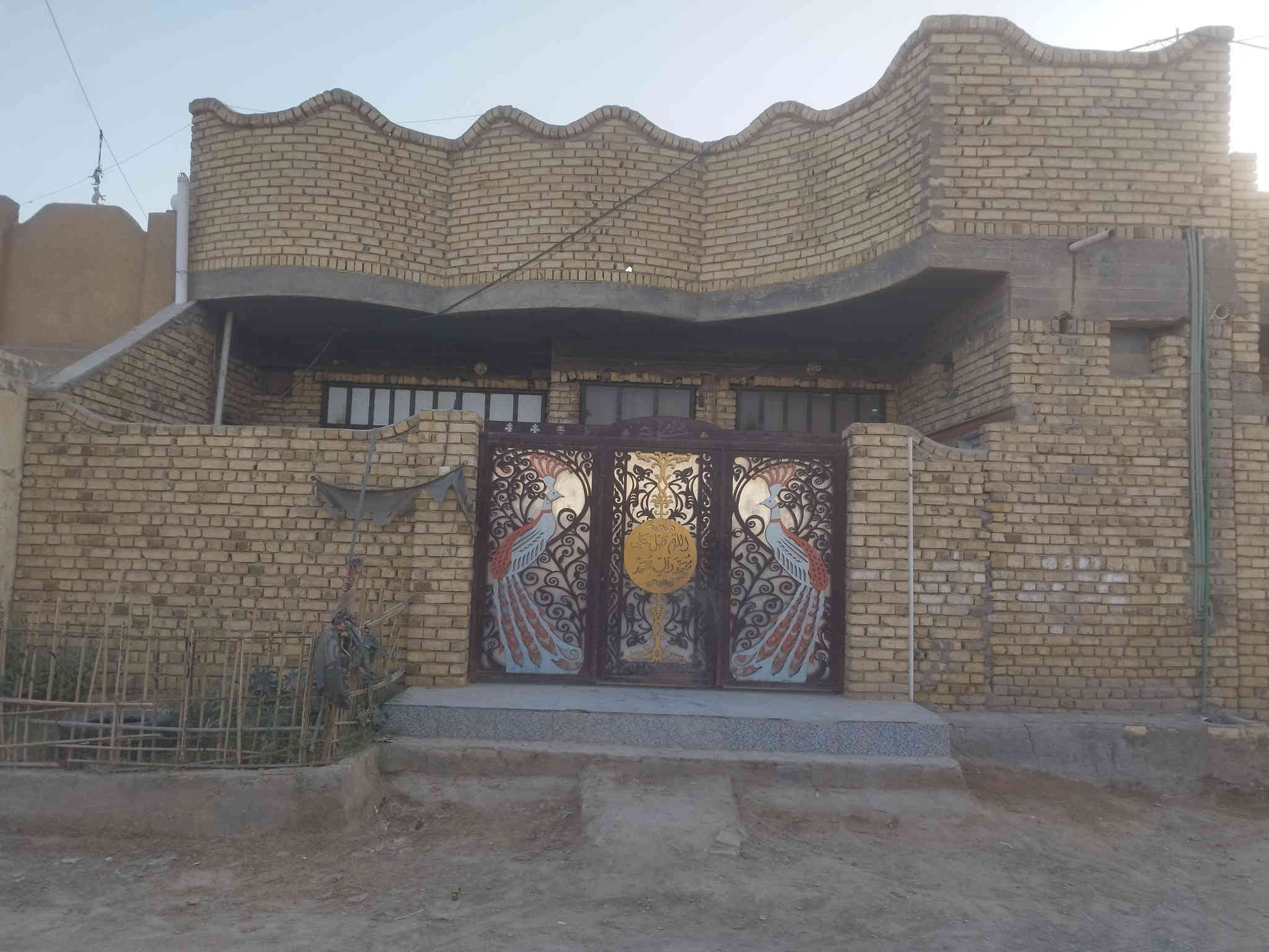 الدار للبيع طابو صرف بناء حديث المساحه 150غرفتين وصاله ومطبخ واستقبال صحيات داخلي  وخارجي الارضيه مرمر درجه اولئ  قرب مدرسه عطاء القاسم حي الزهراء السعر 100للاستفسار  ***********
