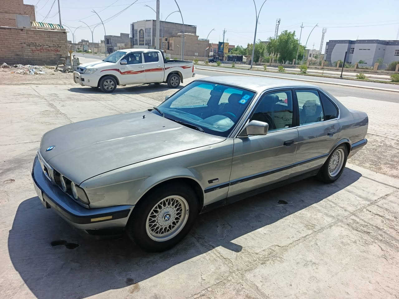 السلام عليكم بي إم 520مسكر كير أوتو جام أوتو، صدرين جدد تخم تاير ، سياره بدون صبغ بيهه تلحيضات بدون حادث، بجم عريض، نقصهه كمبريسر تبريد فقط، السعر 43,مكان السياره بغداد الدوره, ***********,
