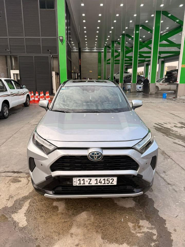 تويوتا راف4 هايبرد + Plugin فئة SE PRIME موديل 2023 وارد امريكي
فئة Prime تختلف بالقوة والعزم والمواصفات والمتانة عن هايبرد العادي
القوة 305 حصان بينما الهايبرد العادية 215 حصان
الشحن تمشي 75-100 كيلو بدون بانزين ومعدل سرعه مفتوح … يعني تبقه شهر ماتشوف البنزين شنو لونه
نوع البطارية ليثيوم ايون ياباني 100% 
مواصفات:
شاشه كامره
بطارية ليثيوم (وليس نيكل) كفاءة اعلى وتحمل وعمر افتراضي طويل 
تشغيل بصمه
فتحه سقف
دفع رباعي
تدفئة على المقاعد الامامية 
تدفئة الستيرن
كراسي كهرباء
رادار مانع تصادم
رادار نقطه عمياء
رادار تحديد مسار
تشيغل عن بعد
تشغيل مكييف السيارة عن بعد 
بصمه على الابواب
دخول ذكي 
صندوق كهربائي 
شاشه تدعم كاربلي واندرويد
اضواء و ليد 
مرشات ودوسات كروم ويل 19
شاشه تدعم نافيكيشن
قطعتين تكييف
قيادة اليه
سايد بريك الكتروني
اوتوهولد
ومواصفات اضافيه حلوه 
مكان السيارة بغداد
مرقمه جاهزه رقم بغداد
الضرر: دعاميه وخشم الشاصي بي تعديل وموجود بارد في السياره بدون صبغ 
جميع الايرباكات شغاله وراجعه سستم 
حقيقي 
للتواصل: عالخاص او واتساب على الرقم
0771 653 4325
