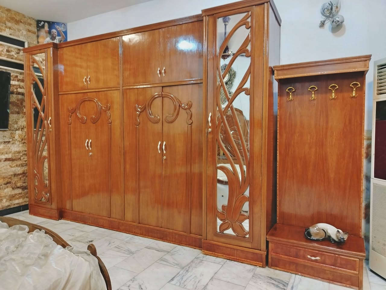 غرفة نوم تسكام صاج داخل وخارج شغل ثقيل استعمال قليل مابيها اي ضرر السعر 850 العنوان حلة حي الجزائر ***********. ***********
