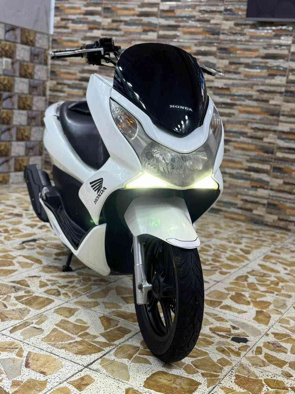 للبيع دراجه pcx ياباني الاصلي مكينه 150 حساس حرف A  نوزل خطين ستان كهربائي حساس ازدحام دراجه جديده  حساس شلعه معدل خير من الله دراجه تتعب تكول جديده مال جناي   شرط برغي ممفتوح بيهه جيب فيتر وافحص مكان بغداد الكرخ السعر مليون و 400 وبيهه مجال والاستفسار *********** بغداد, العراق
