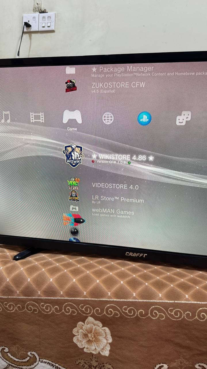 بلي  3سلم مهكر نظام متاجر (بيه 4 متاجر)
4 يدات بلوتوث (2 شغالات و 2 بيهم خلل معرف شنو صلحهم و مبارك عليك)
 و بيه 16 لعبة بالصورة منهم:
Alien isolation 
Assassin's creed black flag
Cod ghost
Black ops 1 (مع اضافات كل خرائط الزومبي)
Black ops 2( مع اضافات كل خرائط الزومبي)
Drive san Francisco 
Gran turismo 5 xl edition (بيها اكثر من ١٠٠٠ سيارة)
Gta 5
Just cause 2
Shadow of mordor
Midnight club LA
NFS must wanted و NFS hot pursuit 
Red dead redemption 1 (مع اضافة قصة الزومبي)
Tekken tag 2
Watch dogs 1
تكدر تكسر سرعة البلي مثل الحاسبة و تكدر تلعب بيها اونلاين (بس بيهم خطورة فما انصح احد اذا ما يفتهم بيها)
بس الكفر الخارجي بيه كم فطر موجودات بالصورة اذا تريد تجيبلك كفر و ابدلك اياه كدامك عادي
سعره ب 160 و بيه مجال قليل
 المراسلة على الخاص او الواتساب 
***********
مكاني موصل حي سومر
