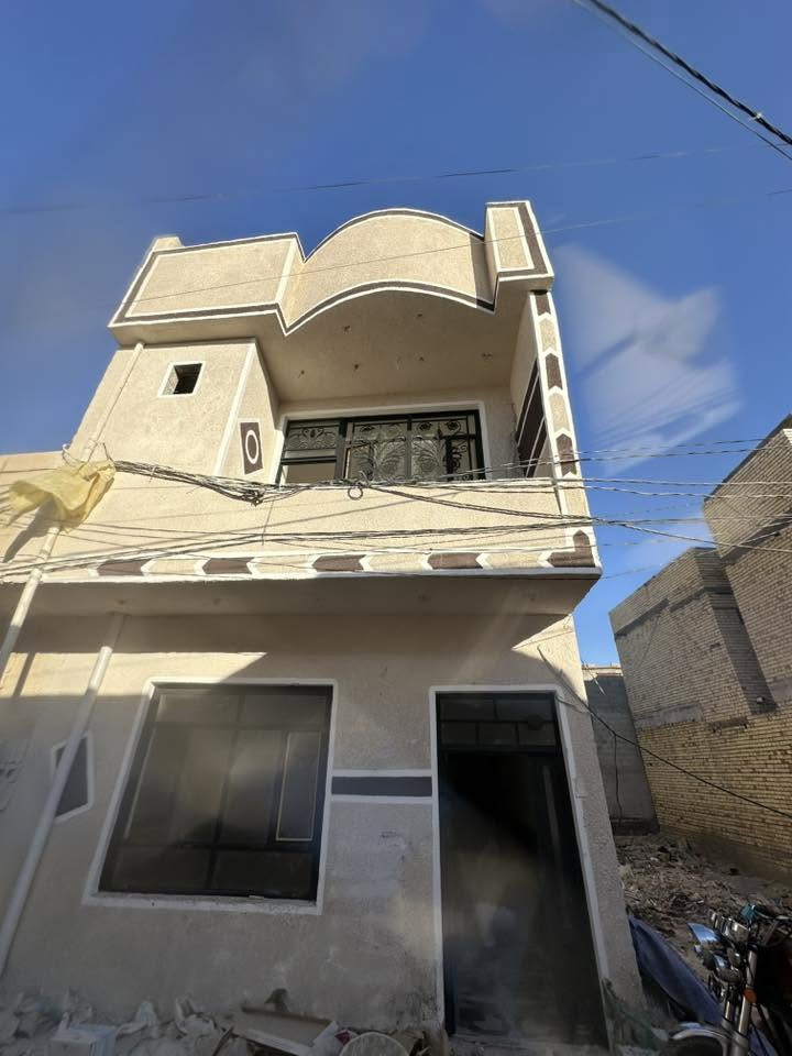 السلام عليكم بيت للبيع المساحه 55مترالمكان كربلاء كنطرت السلام مقابيل مجمع الواث يم حسن ابو الدهن الشري نتصال وبي خير وتدلل البيت بناه جديد توه طلع الخالفه الوقع حال مالته ٦٥متر هاذ رقمي ‭***********‬
