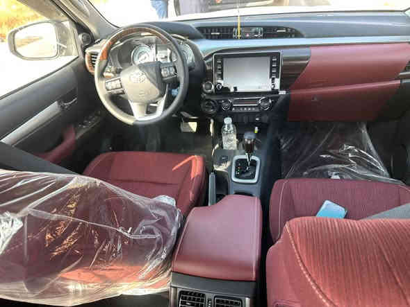 سلام عليكم 
هايلوكس 2025 Trd كفالة عامة  رقم اربيل بسمي تريد تحول تريد وكاله سياره جديده على وضع الشركه 6 استندر اذا اكو مرواس لاندكروز 22 او بيع السعر 400 دولار 
للاستفسار  ‭0778 247 7652‬
