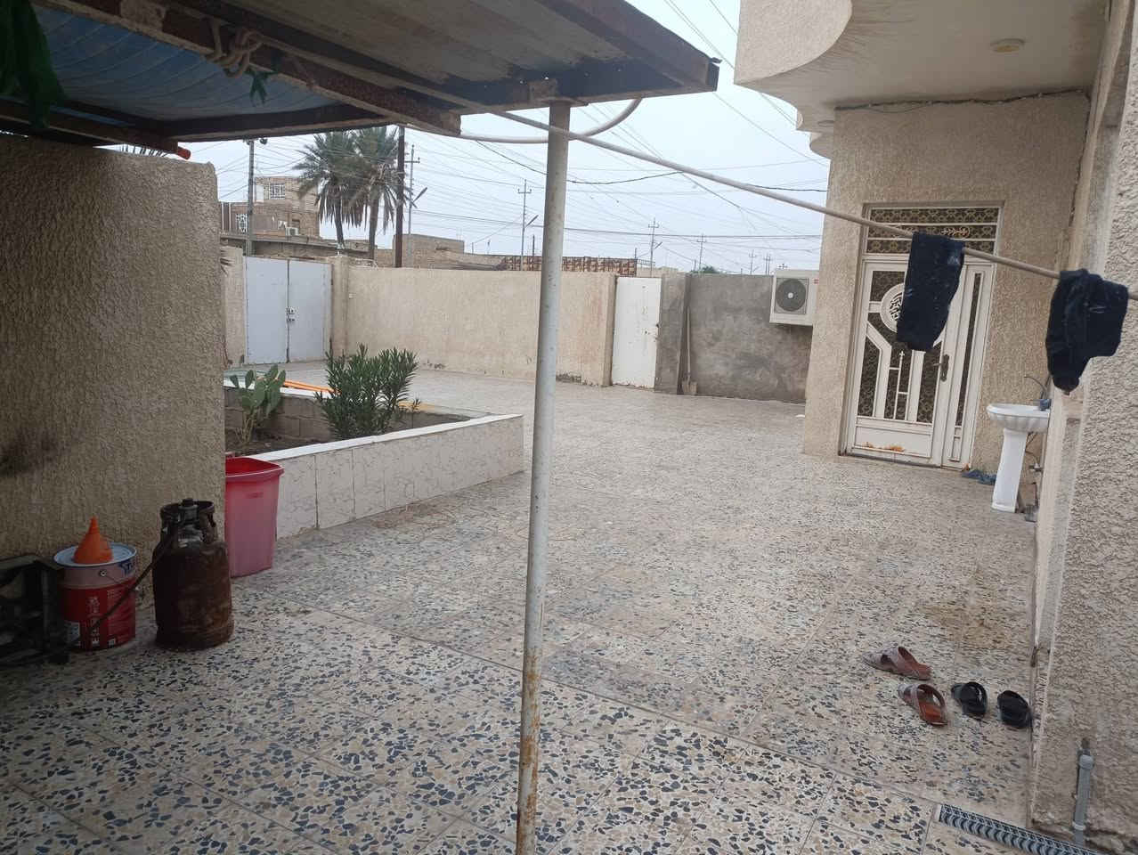 سلام عليكم بيت للبيع مساحه ٤٥٠ منطقه بساتين دور النفط عل الشارع العام قرب جملونات العنتاكي يحتوي على ديوانيه 9/4مطبخ6/4صاله7/6. والغرف٣ كبار  للتواصل اتصال ***********اتصال فقط /وهذا الأسيه واتساب فقط***********
