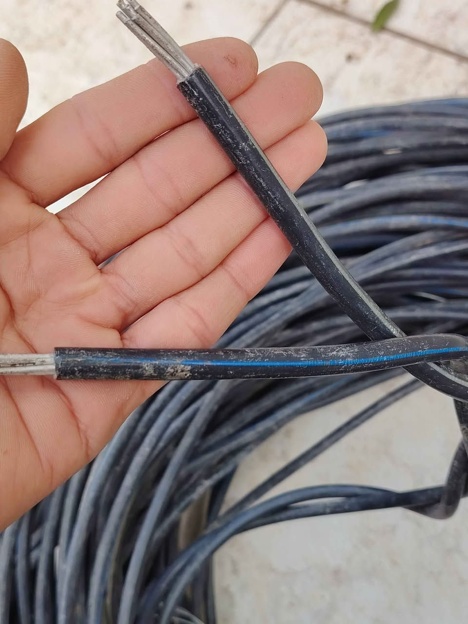 ضفيرة خطين خوش نوعية جديدة مامستخدمة زادت من البيت طولها تقريبا 150 متر السعر 75 وبيهة مجال للشراي رقمي *********** مكاني ام النعاج البصرة, العراق
