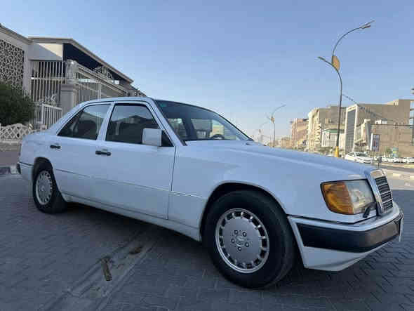 السلام عليكم 
مارسدس دب للبيع أو مراوس 
موديل 1988 
السعر 77 ورقة و بيها مجال 
السيارة مكفولة من ضربة قوية أو كص 
مكينة بلادية السيارة كلها بلادية 
مكينة كير حدادية تخم تاير تبريد شغال كهربائيات كله جاهز 
رقم بغداد السنوية مجددة لغاية 2029 
***********
