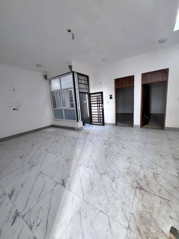 رهن  ٢٠٠ متر  مجمع بيتي ٢
مقابيل الصلطان طابق واحد 
يتكون من ستقبال بطبخ صالة
غرفه عدد ٢ صحيات عدد ٣منور  سعر الرهن 35
مدتت الرهن مفتوحه باقي التفاصيل 
***********
