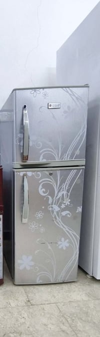 ثلاجه صغيره • حجم ١٠ • شبه جديد