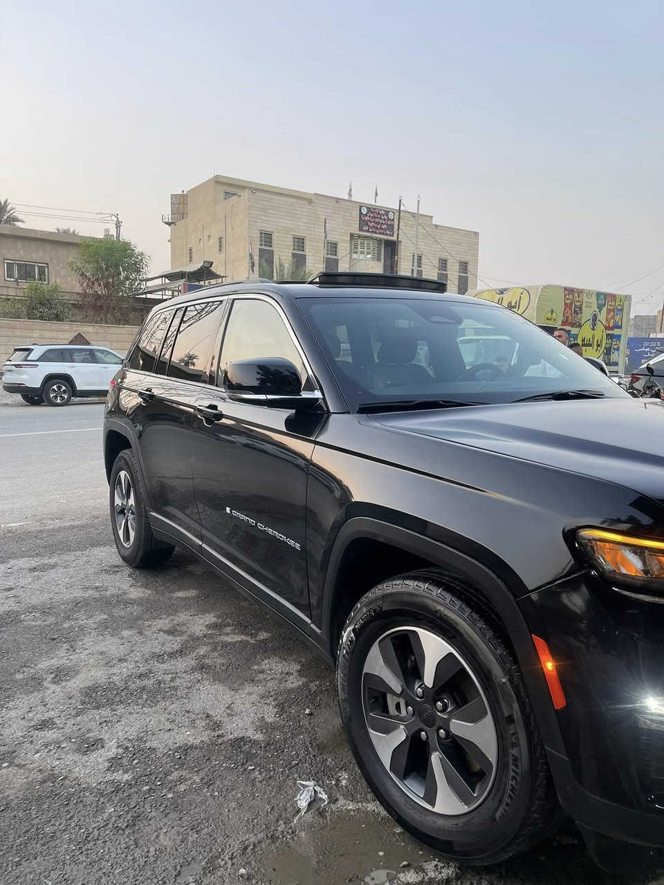 جيب كراند شيروكي موديل ٢٠٢٤ماشيه ١٦مايلً
محرك ٢٠٠٠تيربو +هايبرد+بلك ان
سياره كاصه على ايدي كلين تايتل صور امريكا مرفقه بصور 
فحصته هنا طلع بيه صبغ بنيد وجاملغ وباب سونر مرفق بصور هم بدون إيرباك بدون تبديل✅
مرقمه بسمي وكامله
فول مواصفات✅
بصمه تشتغل 
بصمه ابواب 
تشغيل عن بعد
بانوراما
شاشه ديجتال معربه
مقاعد تدفئه امامي وخلفي
رادرات
مقاعد جلد+كهرباء
ستيرن هيتر
صندوق كهرباء
خزن ميموري 
مكانه ديالى ***********واتساب او تصال
سعرها ٢٨٥وبيه مجال✅
