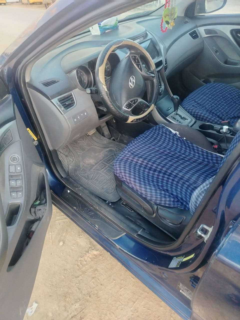 السلام عليكم
النترا 2013 امريكي السياره باسمي بيه قطعتين جاملغ وباب خلفي السياره السعر 90 وبيه مجال 
***********
