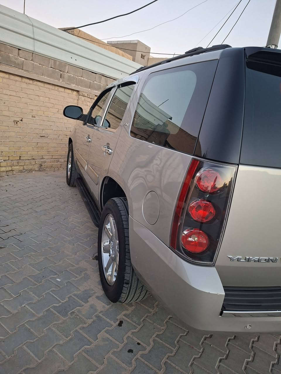 السلام عليكم 
يوكن GMC  مديل ٢٠٠٩ SLT 
سياره خليجي كفاله عامه من كل شي  لون شمباني  مكينه  كير تبريد حداده كهربايات سياره جاهزه خير من الله ماتصرف عليها دينار  رقم بصره  انكليزي بسمي  الاتصال  بالرقم  ***********
