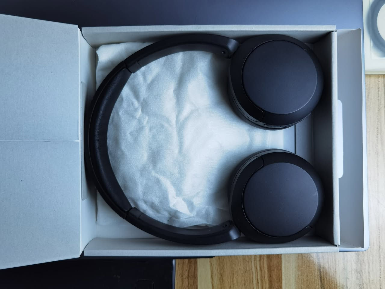 سماعة سوني Sony Wh Ch 520

سماعات رأس لاسلكية بلوتوث، تصميم فوق الأذن (On-Ear) مستخدمة قليل جداً وبحالة ممتازة، مابيها اي خلل أو عيب مشحونة 4 مرات فقط

السعر : 45 ألف وبي مجال
توصيل متوفر لجميع المحافظات
مكاني نجف اذا ما تحب توصيل
للتواصل خاص (اذا ما گدرت تراسل علق انا اجيك) 

الموصفات :

الوزن 147 غرام كلش خفيفة 

محرك صوت 30 مم و نطاق التردد الصوتي: 20 Hz – 20000 Hz 

عمر البطارية 40 - 50 ساعة تشغيل

بلوتوث Bluetooth 5.2 

ميكروفون مدمج صوته جدا واضح 

أزرار للتحكم في الصوت، تشغيل/إيقاف والمكالمات ورفع /خفض الصوت 

دعم اتصال متعدد الأجهزة

إمكانية تعديل الصوت عبر تطبيق Sony | Sound Connect


**إذا كنت صاحب هذا الإعلان وتريد حذفه لأي سبب، رجاءا أرسل رسالة إلى الدعم الفني**