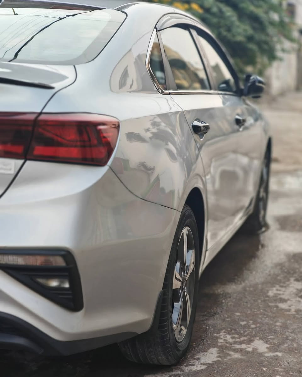 سلام عليكم سيراتو موديل ٢٠ خليجي ماشيه ٨١  بيها تكحيل قليل جاملغ خلفي  وشويه بدوسه مواصفات محرك ١٦٠٠ فتحه داخل لونين تبريد قطعتين اشاير باالمري مري شفط ويل كب ارضيه مغلفه جلد مكانها بغداد دوره السعر ١٥٧ موبايل ***********
