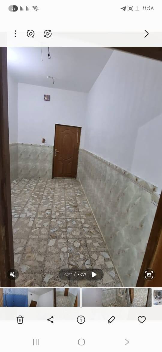 السلام عليكم  
بيت للايجار بحي القدس على شارع ٦٠ المساحة اقل ال١٠٠ بشويه يتكون من غرفه كبيرة وصاله تحتوي مكشوفه وحمام كما في الصور ويحتوي على مطبخ والدرج بداخل المطبخ وتوجد فسحة فيها مسقف  يمكن عملها جلسات للشواء وبصف البيت  عرصه فارغه  اذا يحب احد يخلي سيارته وهو البيت على الشارع مباشرا 
السعر المطلوب ٤٠٠ الف 
والاتصال على الرقم 
*********** النجف, العراق
