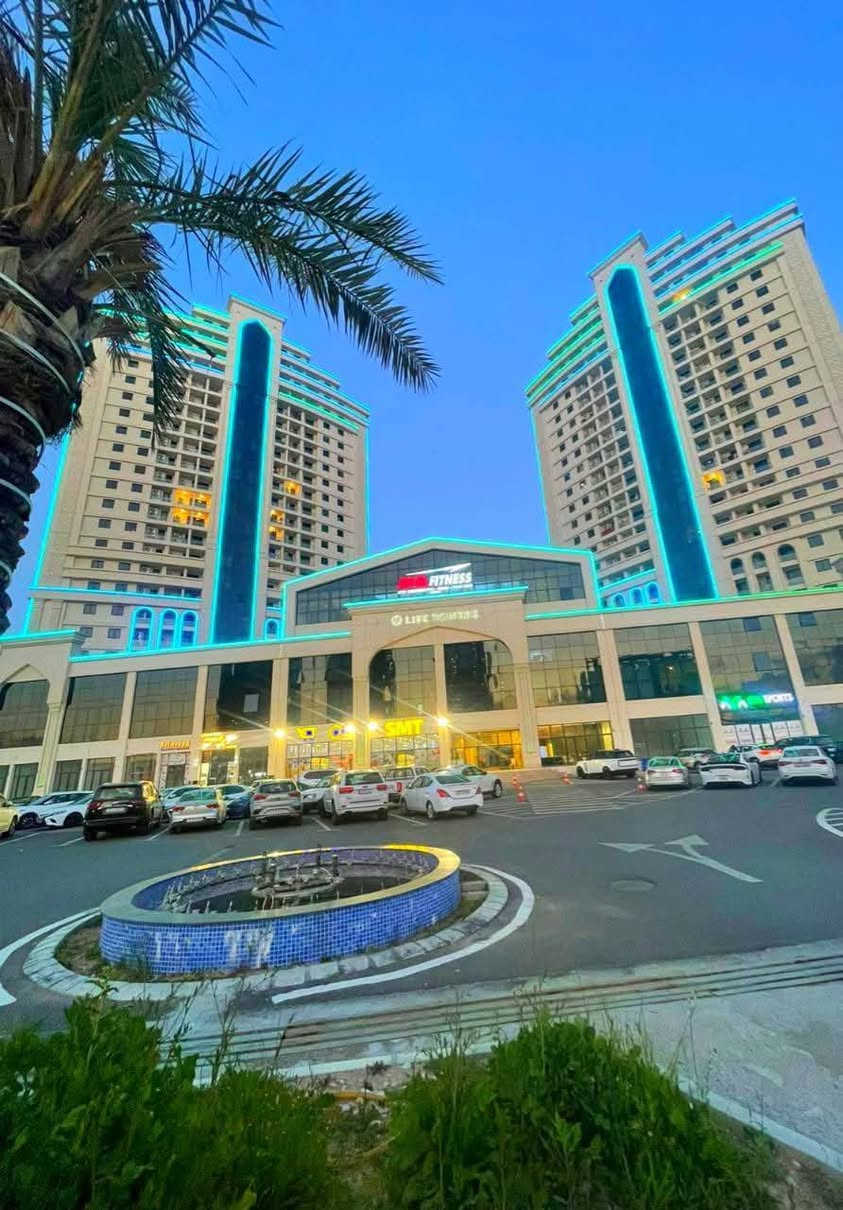-🏡غرفتين وصالة مؤثثةللإيجارالدائم🏡
- للتواصل واتس***********
- أربيل/المربع الذهبي/شارع120/بارك 32/
                  ✅مجمع لايف تاور✅ 
- مساحة 116متر 📍
- [ ] خدمات 24 ساعه 📍
- إطلالة خارجية/بلكون 📍 
- مسبح وقاعةجيم داخل المجمع 📍
- صيدلية +مكوى📍
- [ ] حديقةالعب اطفال📍
- [ ] مطاعم +كافتريات 📍
- [ ] ماركيت ٢٤ ساعه 📍
- [ ] روضة اطفال📍
