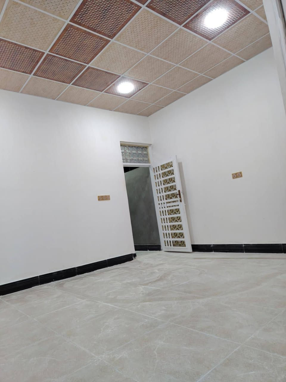 ع بركه الله بيت للبيع ١٠٠متر طابو زراعي سند ٢٥ مداور ثاني يوم يتكون من غرفه وصاله ومطبخ وبراني وصحيات داخليه وخارجيه وساحه بيت بناء حديث درجه اولى مجمع الجوادين نهايه شارع ٣٠ منطقه سيد حبوب كافه الخدمات الاتصال على الرقم *********** متواجد على الفيس والواتساب
