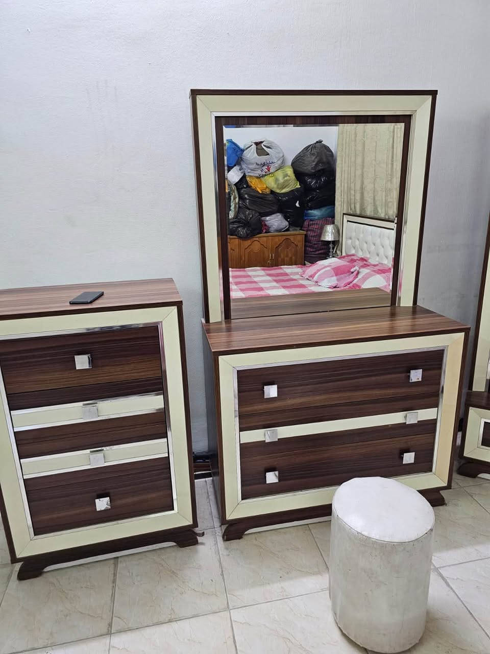 السلام عليكم
غرفة نوم للبيع 8قطع قيم وانشاء الله مانختلف عل سعر


**إذا كنت صاحب هذا الإعلان وتريد حذفه لأي سبب، رجاءا أرسل رسالة إلى الدعم الفني**