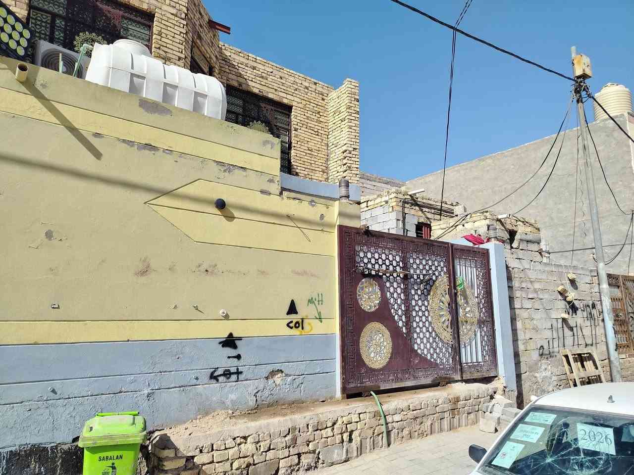 السلام عليكم بيتين للبيع بحي الزهراء قرب العلوه القديمه كل بيت 150متر بناء حديث درجه اولى واحد قاطين مبني كامل صب كونكريت مسلح جاهز والثاني قاط واحد اعكاده خدمات كامله تبليط جاهزه المنطقه قرب مستوصف حي الزهراء سبب البيع السفر موبايل *********** عنوان الديوانيه
