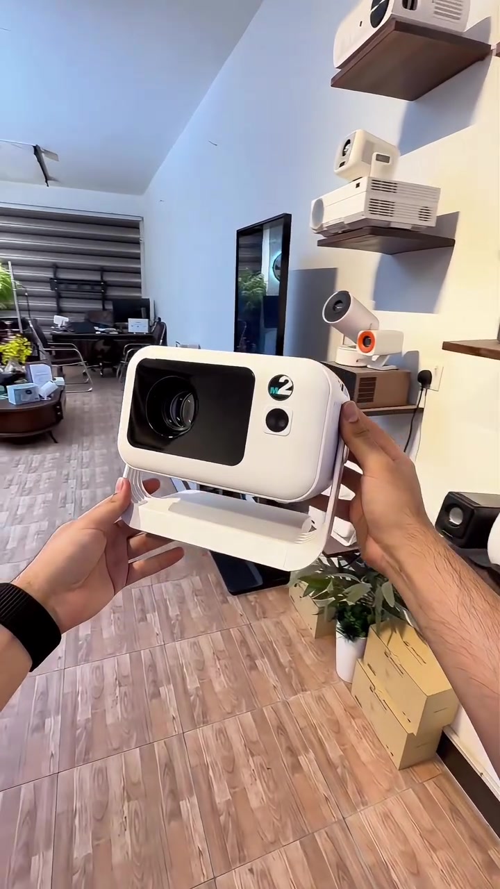 بروجكتر M1 Plus – السعر 160 الفتوصيل مجاني 
 تجربة سينمائية متكاملة في منزلك

استمتع بصورة كبيرة وواضحة مع بروجكتر M1 Plus، الذي يجمع بين الأداء القوي والميزات الذكية ليمنحك تجربة مشاهدة مميزة للأفلام، الألعاب، والعروض التقديمية.

المواصفات:

* 💡 شدة إضاءة: 13,000 لومن سورس
* 🎯 نسبة تباين: 9,000:1
* 🤖 نظام تشغيل: Android 14
* 🔍 Auto Focus لضبط التركيز تلقائياً
* 📐 Auto Keystone لتعديل الصورة تلقائياً
* 📶 يدعم Wi-Fi وBluetooth
* 🔌 المنافذ: HDMI، USB، AUX
* 📱 إمكانية تشغيل التطبيقات مباشرة من الجهاز دون الحاجة إلى أجهزة إضافية.

M1 Plus هو الخيار المثالي لمن يبحث عن بروجكتر عملي وسهل الاستخدام، مع جودة صورة ممتازة وخصائص ذكية تجعل التشغيل سريعاً ومريحاً.


**إذا كنت صاحب هذا الإعلان وتريد حذفه لأي سبب، رجاءا أرسل رسالة إلى الدعم الفني**