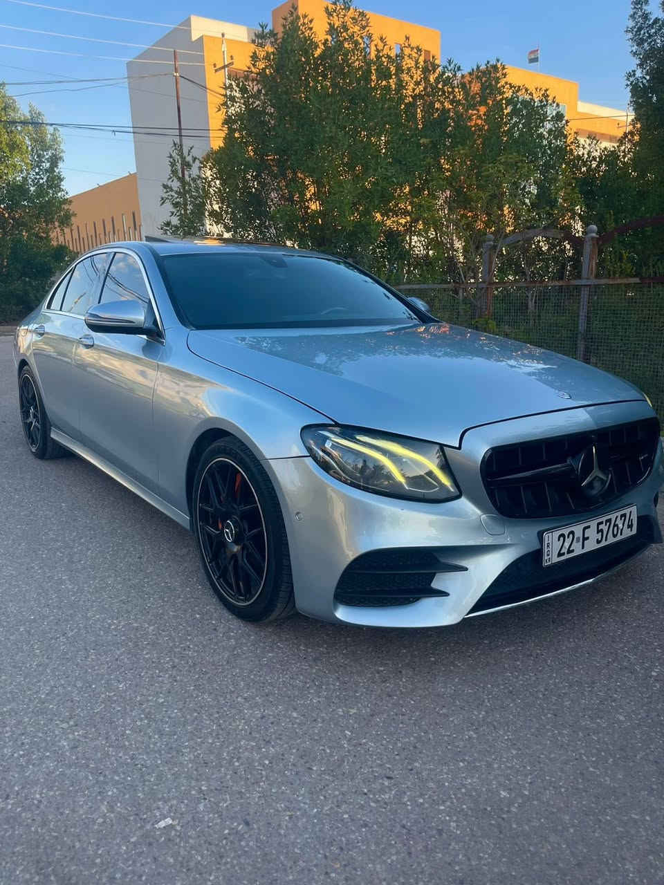 سلام عليكم للبيع فقط مارسدس E300 وارد امريكي موديل 2018 حادث بنيد وبابين صفحه الصدر ماشيه 67 الف عليهه سيررفس كامل ايرباك دركه وبرده السياره مضلله بالسنويه رقم اربيل فول موصفات محرك 2000 تيربو مكاني بغداد الدوره سعرهه 22500 بيهه مجال بسيط ***********
