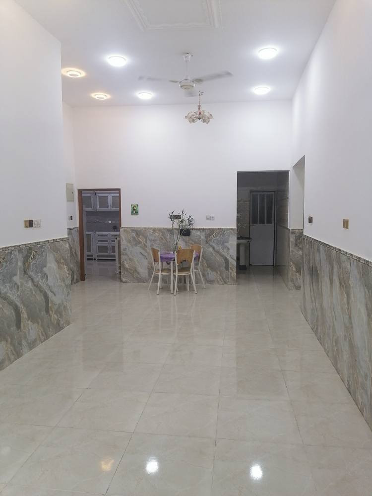 بيت بناء حديث للبيع في تنومه نهر حسن شارع الدواجن اوحي الغدير المساحه ٢٠٠ متر بناء حديث طابقين الطابق الأول يحتوي على غرفتين وصاله واستقبال ومطبخ بارد و حار وصحيات داخليه وخارجيه والطابق الثاني نضام شقق الشقه الأولى تحتوي على غرفتين وصاله ومطبخ وصحيات والشقة الثانيه غرفتين وصاله ومطبخ وصحيات الشقق بابهن عل شارع والبيت بابه على شارع الشقق يحتاجلهن تشطيب يعني هيكل درجهن وحد طابو زراعي صرف السعر ١٧٠مليون اوهذ رقمي *********** تحياتي البصرة, العراق
