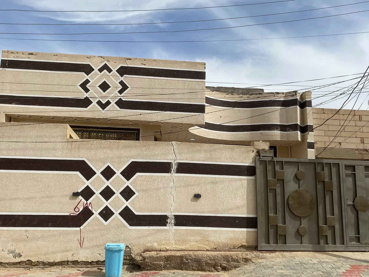 سلام عليكم للبيع بيت مساحه ٢١٠ متر مكانه حي العسكري الطاقه قطاع 17 طابقين يحتوي عل 5 غرف نوم وباقي تفاصيل بالمنشور سعر ٢٥٠ مليون استفسار اكثر اتصل عل الرقم ‭***********‬ مكلف بالنشر
