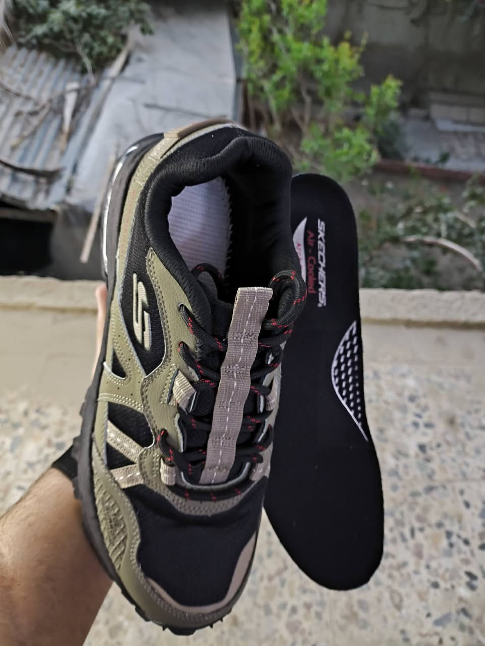 سكتشرز همر (SKECHERS) -
إصدار المغامرات والعمل الشاق 👟
لكل شخص يدور على حذاء يبيض الوجه باللبس ويتحمل كرف، وصل الحذاء المثالي بمواصفات عالمية:

المنشأ: صناعة فيتنامية درجة أولى (High Quality)، تضمن لك الدقة بالصناعة وطول العمر.
تقنية Air-Cooled: الحذاء مزود بفرشة داخلية "ميموري فوم" مبردة، تنطيك راحة خيالية وتمنع تعرق القدم حتى ويه المشي الطويل.
نظام Arch Fit: مصمم ليدعم قوس القدم ويقلل التعب، يعني مثالي للوكفة الطويلة والشغل المتواصل.
مقاومة الماء (Water Repellent): الطبقة الخارجية مصممة لطرد السوائل، يعني ميهمك مطر أو طين، يبقى حذاءك نظيف وجاف.
التصميم الخارجي: مزيج رهيب بين اللون الزيتوني (Pistachio) والأسود، ينطي هيبة ومظهر رياضي خشن يليق بكل الطلعات.
النعل (Skech-Air): نعل ضخم ومريح بامتصاص الصدمات، مع قاعدة "تراي" (Traction) مانعة للانزلاق ومناسبة لكل أنواع الأرضيات.
ليش تشتري هذا الحذاء؟
✅ عملي جداً لأصحاب المهن اللي يحتاجون حركة هواية.
✅ شكل عصري يرهق ويه الجينز والملابس الرياضية.
✅ جودة فيتنامية أصلية تعيش وياك موسم ورا موسم.
قياسات 414 43 44 45 قياس استندر لا كبير ولا صغير 
جمله مفرد 
سعر المفرد 30,000 مع التوصيل 

 متوفر خدمه توصيل كل🇮🇶 
للتواصل ***********📞 واتساب 
  ***********📞 واتساب 
او مراسله صفحاتنا على مواقع 👇🏻👇🏻
https://linktr.ee/6feen
