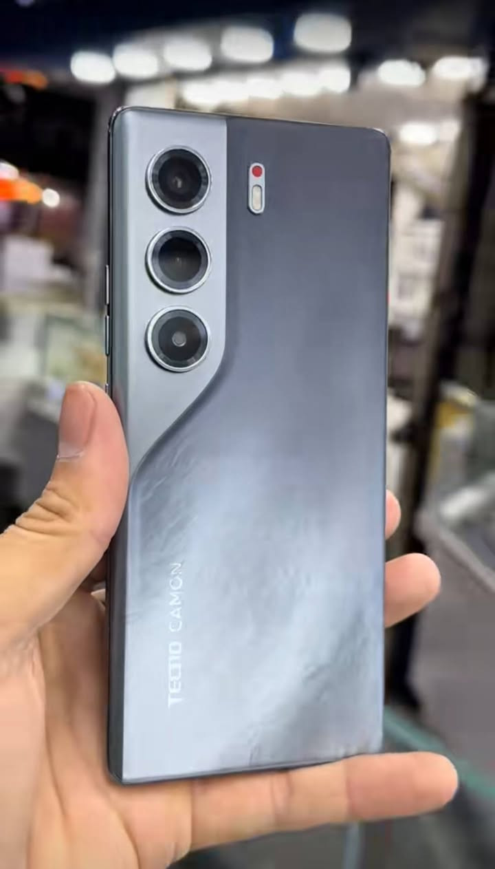 السلام عليكم 
موبايل للبيع 
نوع تكنو كامون 40 برو 5g
اعلى نسخة رام 24 وذاكرة 256
انتبه رام 24 مو 16
معالج دايمنستي 7300 التميت
ببجي 90 فريم فول سلاسة
كاميرا 50 ميكابكسل 
مرتبة حيل وبيها تثبيت الكتروني وتثبيت بصري ومستشعر من سوني 
تصوير فيديو تثبيت الكتروني 4K
وكاميرا سيلفي 50ميكابكسل
صور رهيبة حت بالاضاءة المنخفضة
بطارية جبيرة 5200ملي امبير مع شحن سريع سوبر جارج 45واط
صحة البطارية 99 جهاز بعدو جديد
مقاومة ضد الصدمات بشهادة عالمية
ومقاومة Ip69 ضد المي والغبار
شاشة اموليد منحنية 144 هرتز فول سلاسة
نظام صوتي سماعتين ستيريو وصوت محيطي (dolby atmos) 
3انظمة ذكاء اصطناعي وزر مخصص للذكاء الاصطناعي
دعم نظام ذكي تحكم بالايماءات
خاصية IR من خلالها تتحكم بالاجهزة المنزلية والتلفزيونات والسبالت
شريحتين مع دعم 5g
هذا كلشي بالجهاز
والجهاز شرط شخط مابي اذا بي شخط ترجع فلوسك وتاخذو
ولا بي اي عيب ولا مفتوح ولا مبدل بي شي
جهاز جديد واني بيدي فتحتو من كارتونو ع ايدي بس
كامل ملحقات، كارتون، وشاحنة وكفر. 
سعر الجديد 355 الف 
والجهاز هذا نظافة 99%
سعرو 279 وبي مجال قليل حيلل حگ الجية. 
الجهاز معروف وسعرو حيل زين ومناسب 
مكاني الزاب وفلوس نقدا مايرهم اقصاط ولا شي

اذا يعجبك وصدك تشتري كافة معلومات موجودة
بس اتصل:***********
خاص ماكو.
