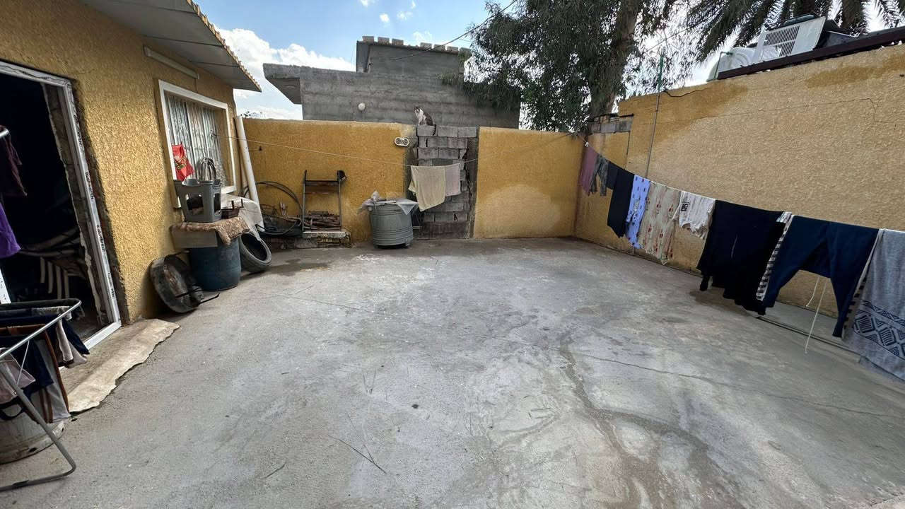 للبيع بيت مساحة 180م واجه 10م ونزال 18م طابقين طابو صرف سكني
كامل الخدمات تبليط ومجاري وتوجد خلف البيت مساحة 100م  للاستفسار الاتصال على مكتب بغداد للعقار 
***********
***********
