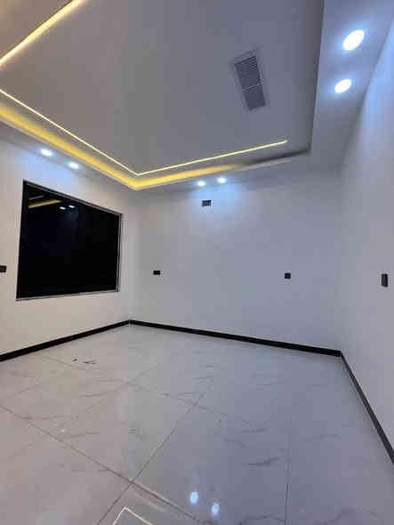 للبيع - بيت في حي الصديق 👍

*المواصفات:*

- *المساحة:* ١٠٠ متر مربع 🏠

- *الواجهة:* ١٠ متر 🌆
- *البناء:* حديث زيرو 🔝

- *الشارع:* ١٥ متر 

*التفاصيل:*

- *طابق - *الطابق الأول:*. كراج 🚗هول 🏠 استقبال 👥. مطبخ  مناور صحيات 🚽 غرفة نوم  *الطابق الثاني:*
. ثلاث غرف نوم 🛏️2. هول  3. صحيات 🚽
سعر 240 مليون 
للإستفسار مراجعة المكتب او الاتصال على الأرقام التالية   عمار العبيدي   

***********

*********** واتساب

  ايمن   

 ‏‪0750 214 4093‬‏    ‏

‏‪0775 630 2993‬‏ واتساب

   اوس 

‏ ‭0770 287 3744

‏  ‬ ‭0750 219 5078‬    

ابو سند 

‭0 775 714 2899‬

عنوان المكتب حي النور سايدين دانية ماركت مقابل افران الرائد   #الرواسي_للعقار
