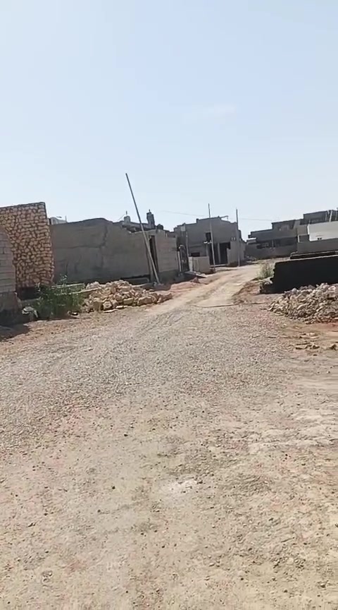سلام عليكم بيت للبيع في الشراع الأيمن بل قرب من محطه أسوار المدينة السعر 95 مليون كامل من داخل غرفين وصاله وحمام ومناور عدد 2 ودوانيه ومطبخ وصحيه خارجيه الطابق الأول حجر وثاني بلوك غرفتين وبلكونه وصاله وحمام وصطح الشراي يتصل على الرقم ***********
