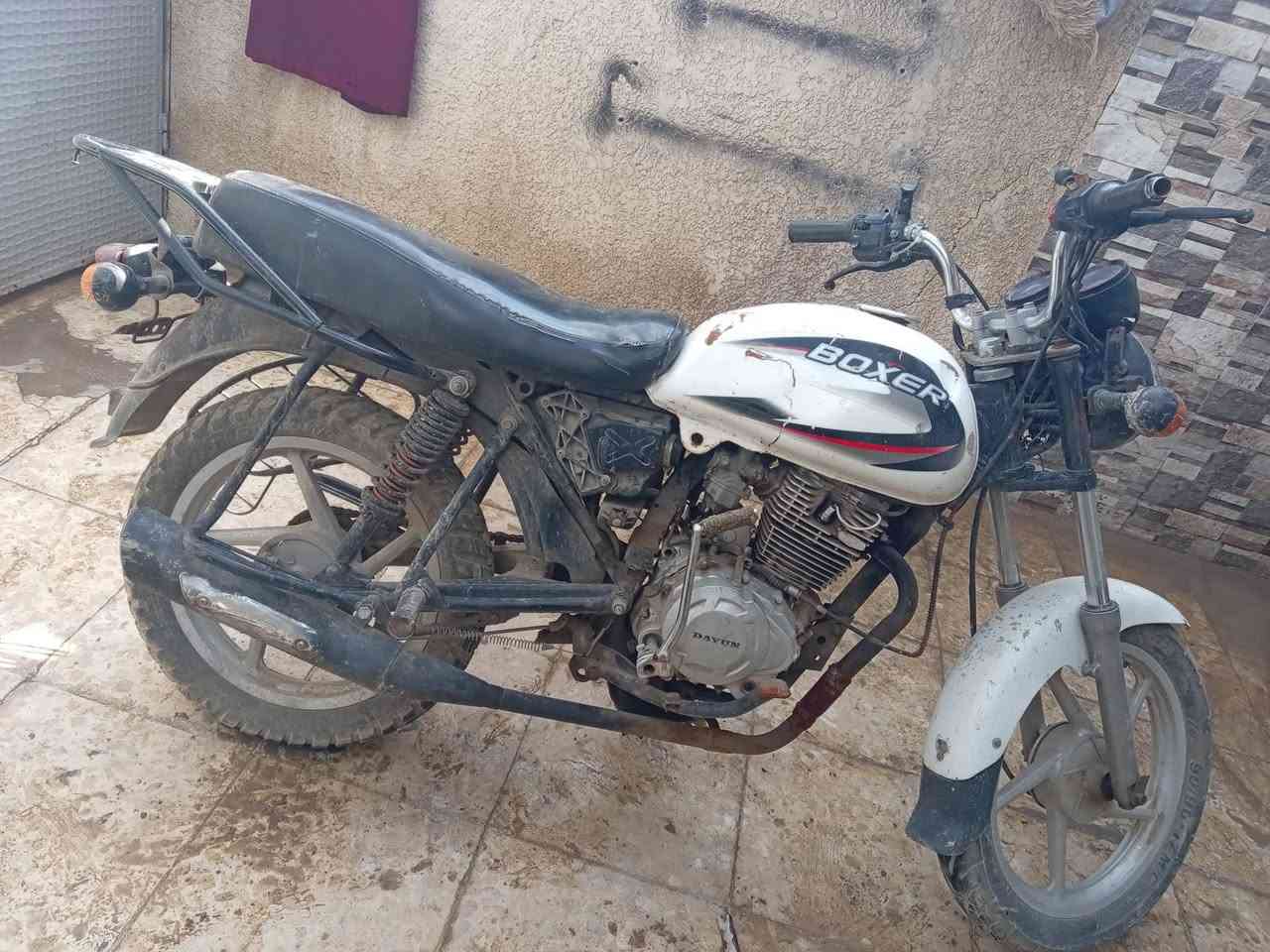 سلام عليكم دراجة بوكسر للبيع مديل 2020 محرك مال دايوان شغالة سعر 350 وبيهة مجال ***********
