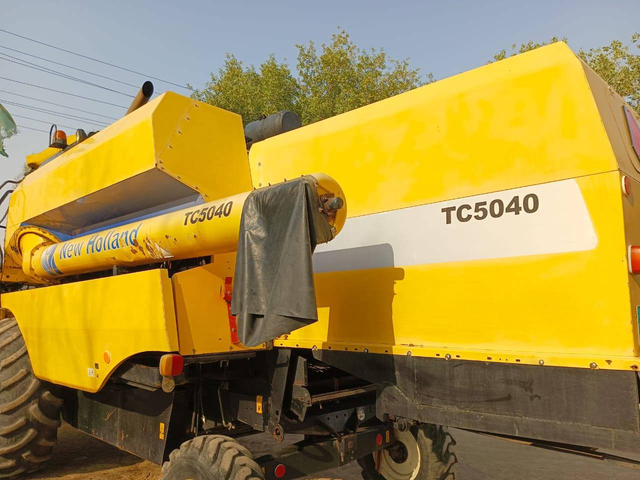 حاصده البيع اربعه بلم مديل 2012 مكفوله من الحيم عاده 3500 جديد ماملعوب بيه من محرك وكير مكفول ***********    ***********
