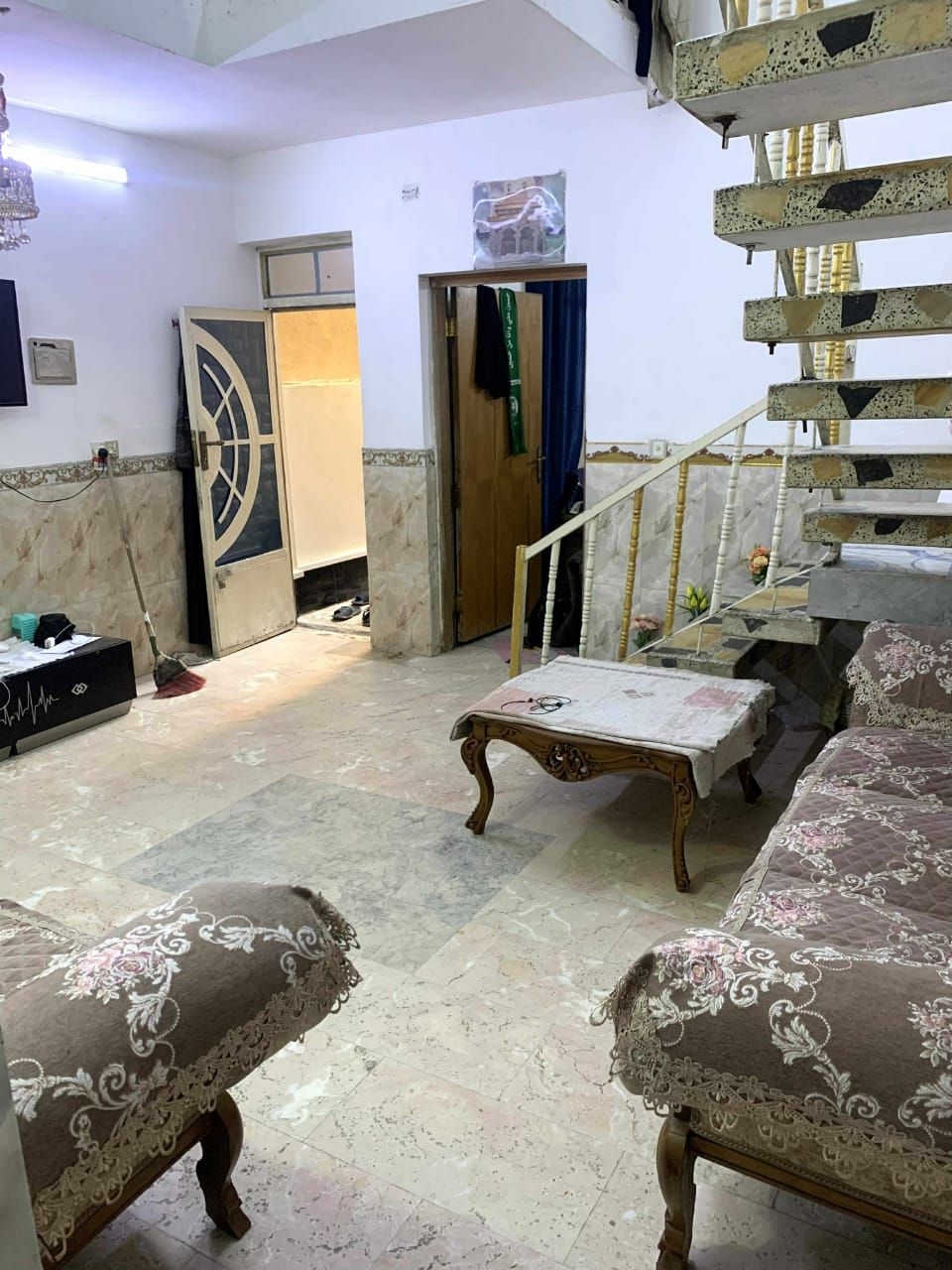 للبيع بيت ١٠٠ م واجهة ٥ نزال ٢٠  طابقين يحتوي على ٣ غرف نوم مع صالة ومطبخ وصحيات مدخلين  الشعب/ الضباط قرب كلية الامام الكاظم 
للاستفسار ***********. واتساب
