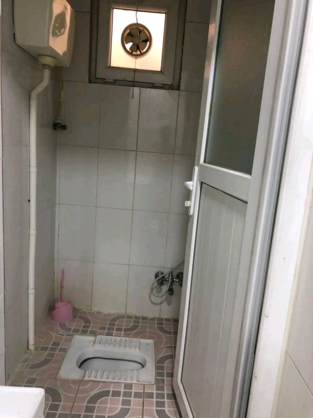 لبيع شقة ملك باسمي موثثة ضمن مجمع سكني قريب من فاملي سليمانية وشارع ٦٠ مجمع سكني كول شار غرفتين نوم وصالة ومطبخ واستقبال وحمامين غربي وشرقي وبالكون مجهزة ب سبالت عدد٢ وسقوف ثانوية وباب قاصة رئيسي كهرباء وطني فول سعر ٣٥٥ ورقة بي مجال مع معاملة للتفاهم هاتف *********** تحويل مباشر