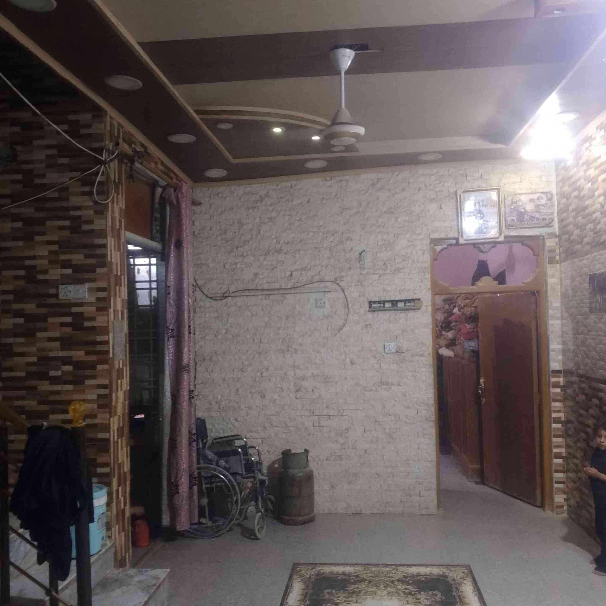 بيت للبيع نجف حي نداء شارع المجمعات مساحت 100متر غرف وصالة واستقبال طابق ثاني غرف وبيتون بيت نضيف يبعد عن الشارع 20متر سعره 100وبي مجال للشراي***********
