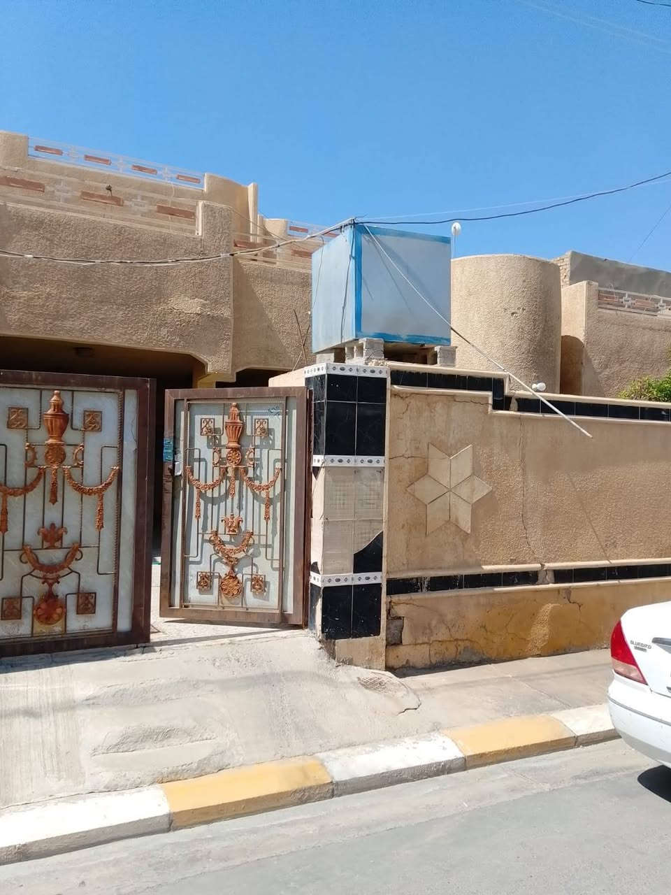السلام عليكم بيت للبيع مساحه 300 متر بناء الثمانينات طابقين المرفقات ثلاث غرف نوم استقبال صاله هول مطبخ حمامين فوك وجوه كراج سياره يكفي سيارتين حديقه منور على داير البيت المنطقة حي المعلمين خلف مأكولات احمد ياسين شارع 8 كامل خدمات تبليط وماء ومجاري وكهرباء✅ سعر المتر 1 مليون دينار قابل للتفاوض الاتصال📞 على الرقم التالي👈🏻 ***********
