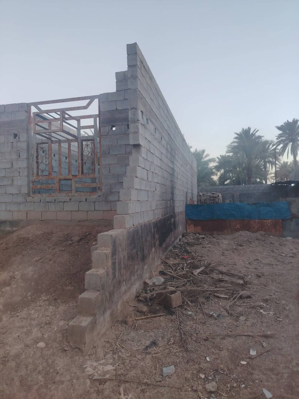 سلام عليكم شباب يوجد هيكل مساحته ٢٢٠ متر سند ٢٥ يحتوي على غرفتين وصاله  وصحيات ومطبخ وستقبال كامل بس أسقف المكان ديالى الخالص  حي الكراد واجهيه الكا نزينه  على شارع العام  يربط بين حي الزهراء وحي الحسين السعر ٤٥ وبي مجال بسيط و الشراي  بي خير و يدلل اي  ستفسار  على الرقم *********** @إشارة
