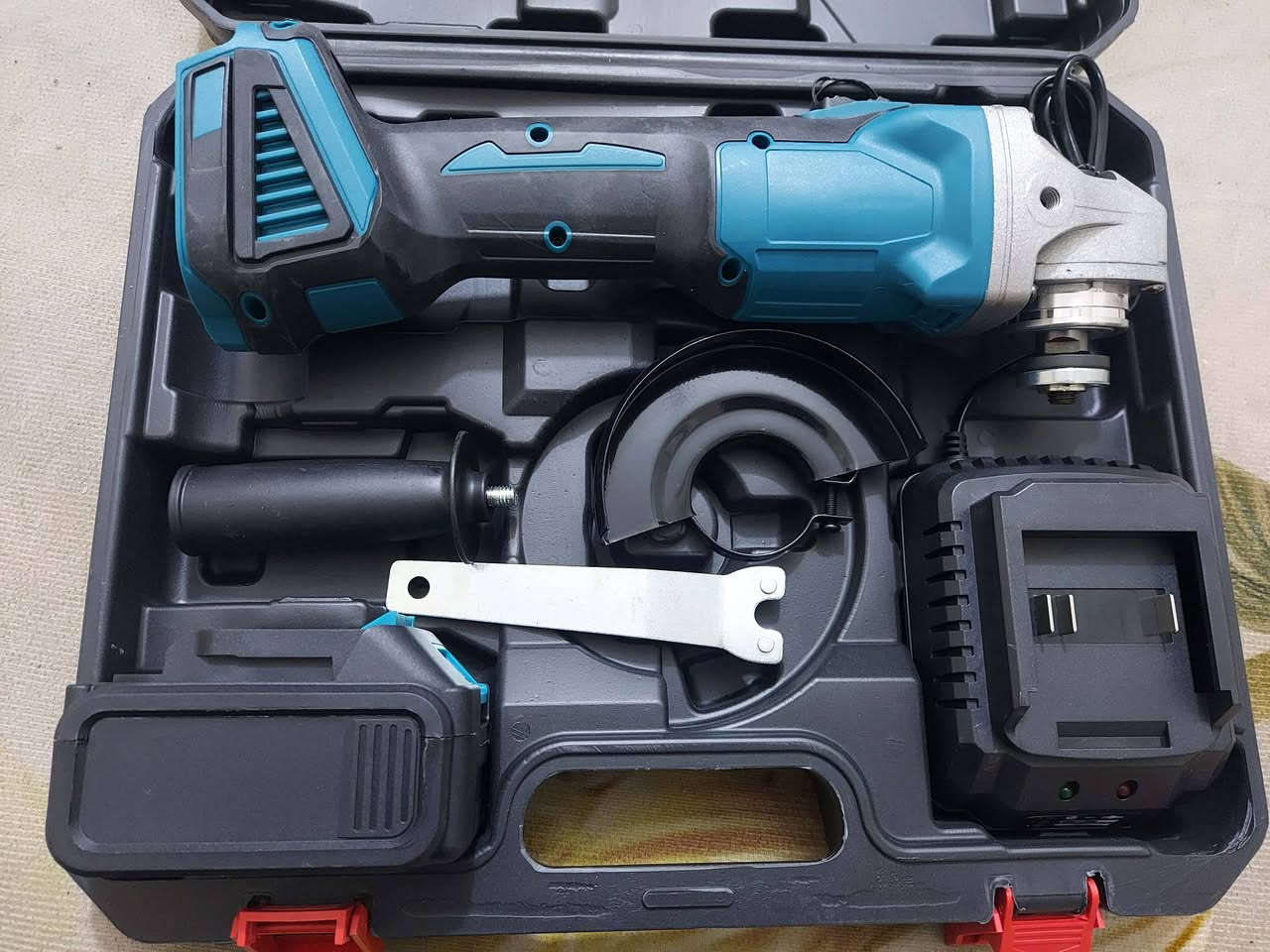 كوسرة شحن امزون مع بطارية حجم الكبير ١٠ خلية مع شاحنة سوبر جارج ٣ سرع السعر 35 مع التوصيل مكاني بغداد مشتل ***********
