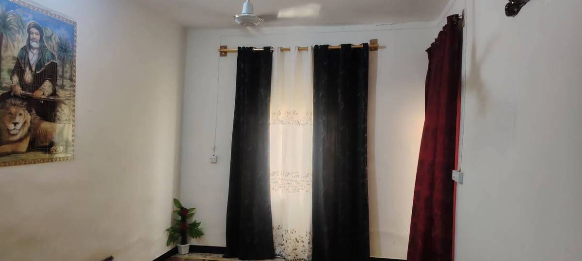 السلام عليكم الدار للبيع
مساحه 115 طابو زراعي سند 25
يحتوي على غرفه نوم وكلدور ومطبخ واستقبال وترك حمام داخلي ومجمع صحيات خارجي 
السعر  خاص 
العنوان حله سيف سعد 
***********👍
