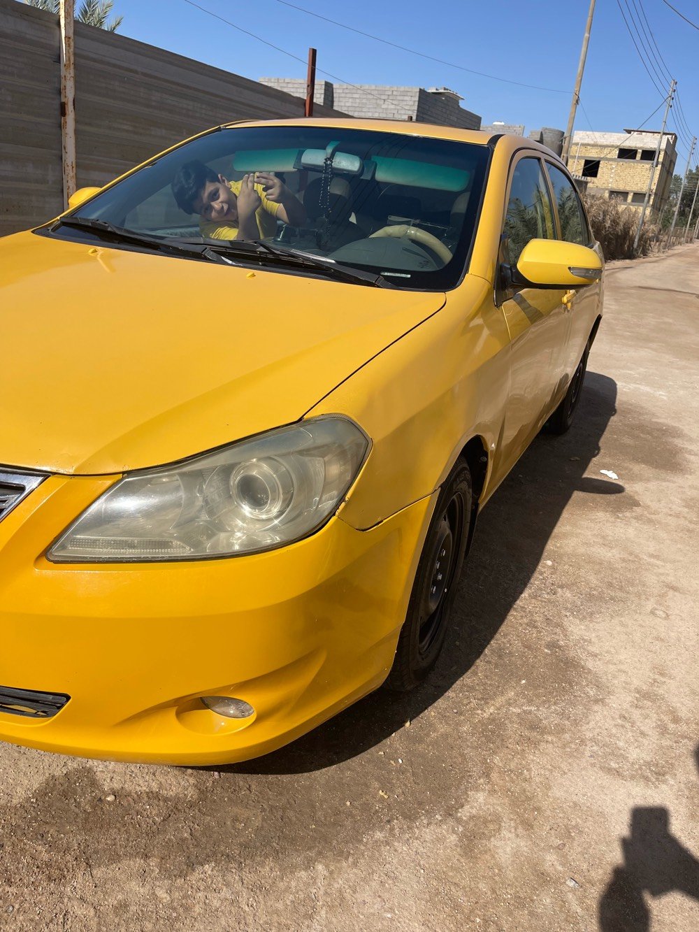 السيارة نوع BYD لونها أصفر، بحالة جيدة، مناسبة للاستخدام اليومي. تحتاج إلى بعض الإصلاحات البسيطة في البودي كما هو ظاهر في الصور. السعر منافس.
