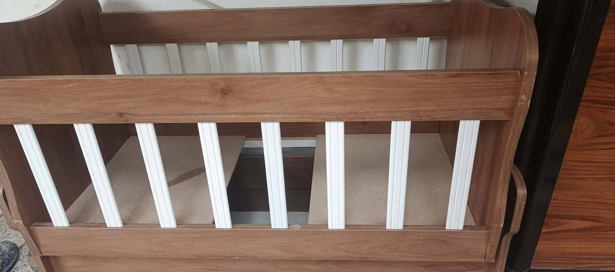 تخت طفل للبيع   نظافتها 80بالميةالسعر 50// ***********
