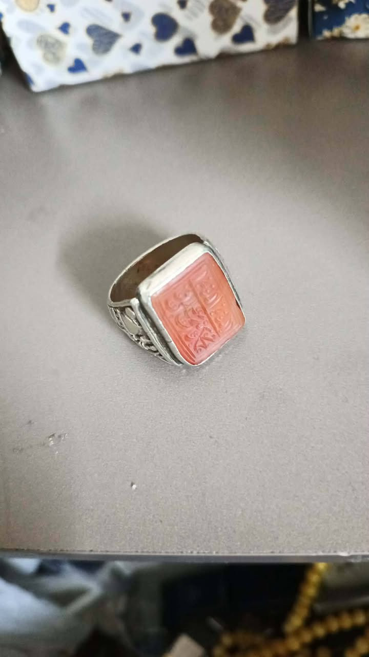 للبيع عقيق مخطوط جميل جداً والصياغة ثقيلة السعر ٦٥ قفل
العنوان بغداد 
الرقم ***********
