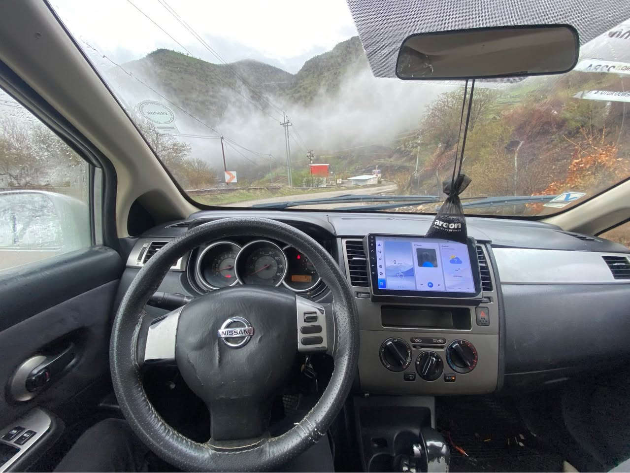 نیسان تیدا …ساخ…ساخ …دوبەیە
2011 se
مواصفات امریکی
اوتوماتیک
٤جام کارەبا
ای بی ئیس
٢ کونترول
شاشە ئایپاد
تحدید سرعە
بلاجکتور
تاقم پلاک و نۆزل و پاتری لۆکە 
سیرفس کراوە
گێڕ و مەکینە زۆر بەقوەت و بێعەیبە 
حیج بەنزین ناخوا مالی فەقیرە
کامل بۆیاخ لەسەر کاڵ بونەوە
پێشی لیدراوی هەیە شانصی پیوەی نیە
شوین - سلیمانی
*********** Singapore
