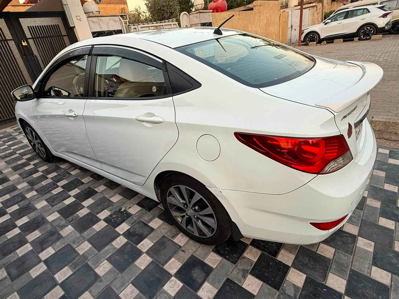 اكسنت  ٢٠١٥  خليجي بلو بسمي كير محرك مكفول تبريد تخم تاير جاهزه  
بيها الهلال جاملغات خلفيه بدون دواخل السعر ٩٨ 
شراي يتصل ***********

