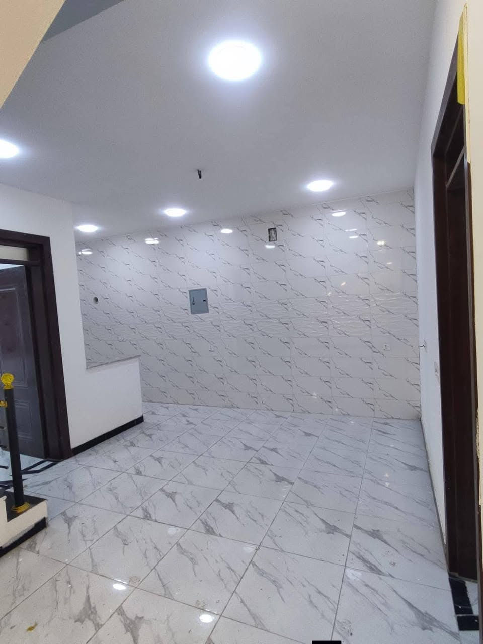 #لدينا_دار_للبيع مساحه 100 متر واجهه 6 وربع ونزال 16 طابو زراعي سند 25 قرار محكمه البيت يحتوي على2 غرف نوم وصاله وستقبال ومطبخ  العنوان بغداد الدورة مدخل البوعيثه مجمع العدل الثاني 
هاتف ***********
***********
