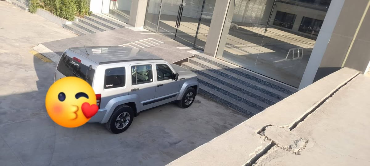 سلام عليكم جيب لبرتي موديل ٢٠٠٨ سياره كلين بدون اي حادث بعدها وضع شركه حتى محرك ما مفتوح رقمها مميز اربع أرقام رقم نينوى الدولي الجديد حتى الفور ويل شغال ماشيه ١٧٦ الف سعرها ١١٠بيع او مراوس هذا رقمي ***********

