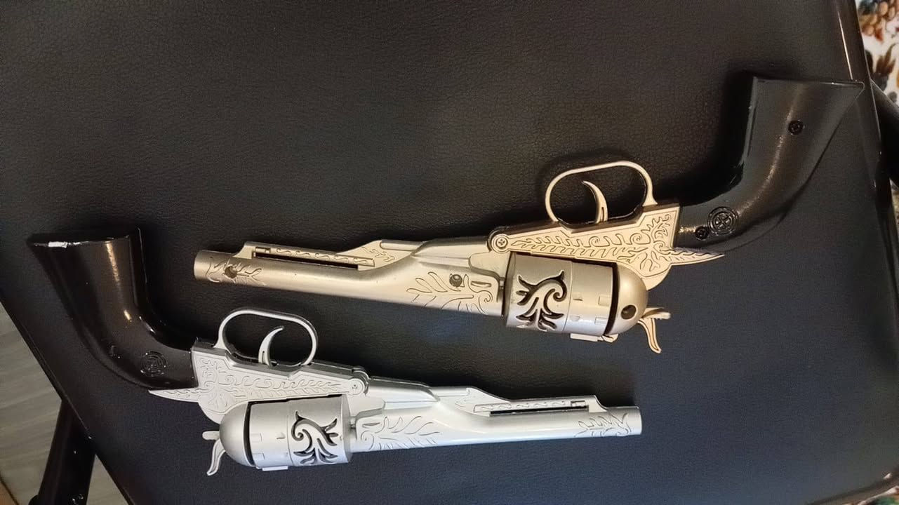 السلام عليكم
اللعبة هي طقم درامز للأطفال "Mini Jazz Drum" من العلامة التجارية WANYI (موديل NO.7368). 
المكونات: تتوفر بمجموعات مختلفة تشمل طبلة باس، طبول توم توم، صنج (Cymbal)، وعصي للضرب.
المميزات: مصممة لتنمية الحس الموسيقي، التركيز، والتنسيق الحركي لدى الأطفال.
الفئة العمرية: مناسبة للأطفال من عمر 3 سنوات فما فوق.
+ مسدس عدد ٢ مسدس كاوبوي معدني لعبة للأطفال تصميم كلاسيكي و جودة عالية أمان للأطفال يرهم ديكور شغلات
شخصيات حديد عدد ٦ موضح حجمهن بالصور


**إذا كنت صاحب هذا الإعلان وتريد حذفه لأي سبب، رجاءا أرسل رسالة إلى الدعم الفني**